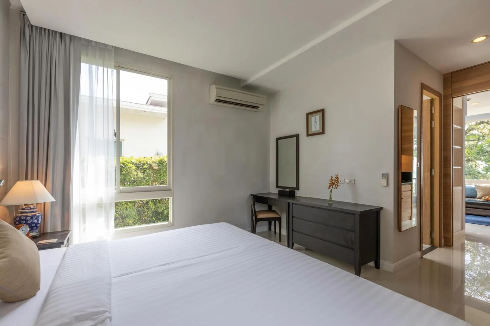 Dormitorio de huéspedes en Kantary Beach Hotel Villas & Suites en Khao Lak con cama, escritorio y luz de ventana