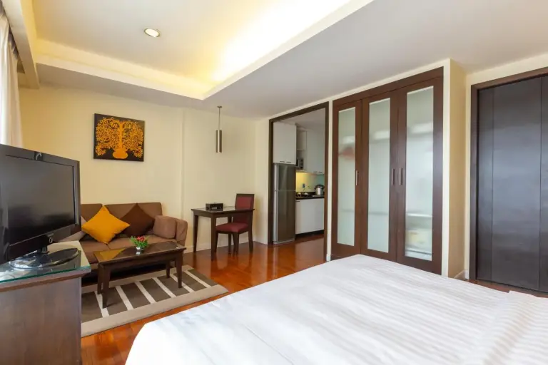 Kantary House Hotel, Bangkok – hôtel à Bangkok, Thailand – un salon avec un canapé et une télévision à écran plat au Kantary House Hotel