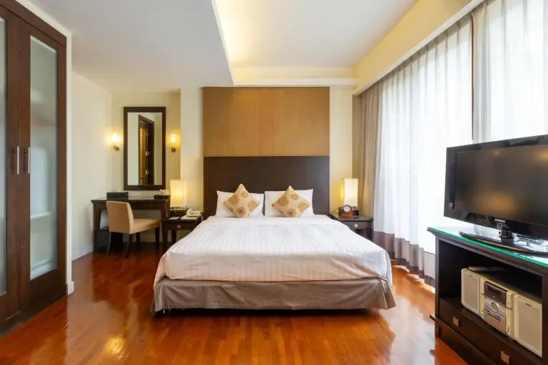 Vue de la chambre au Kantary House Hotel, Bangkok montrant le lit, la télévision, l’armoire et le coin salon