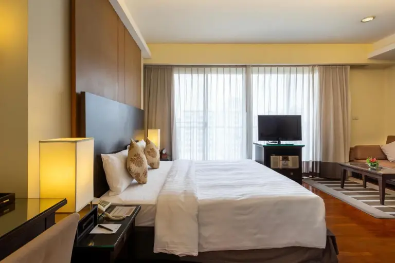 Kitchenette compacte au Kantary House Hotel, Bangkok avec évier, micro-ondes, bouilloire et plaque de cuisson