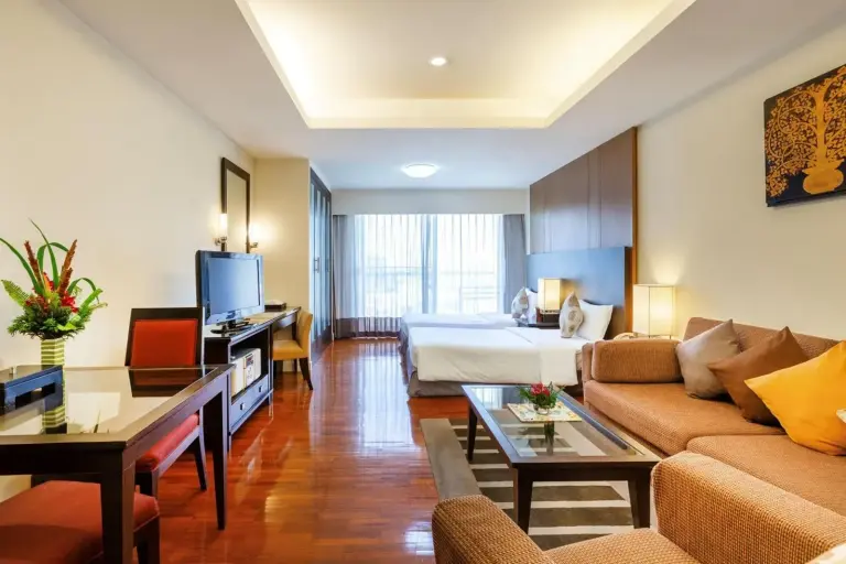 Suite studio spacieuse au Kantary House Hotel, Bangkok avec lit, canapé et coin repas