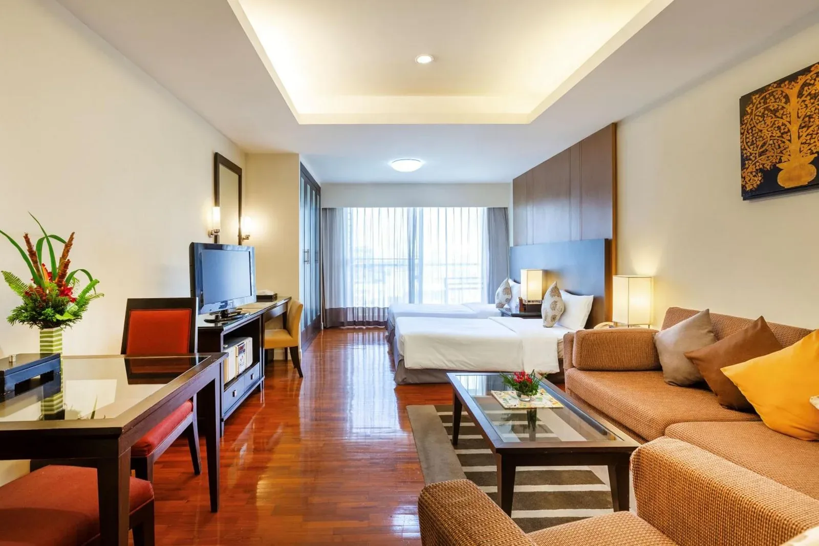 Suite studio spacieuse au Kantary House Hotel, Bangkok avec lit, canapé et coin repas