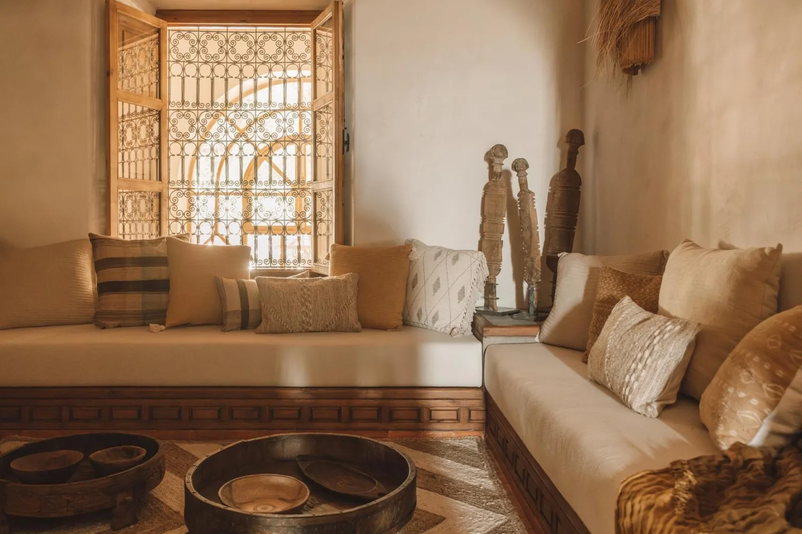 Charming lounge area at Kasbah d'if in Marrakech, adorned with decorative objects