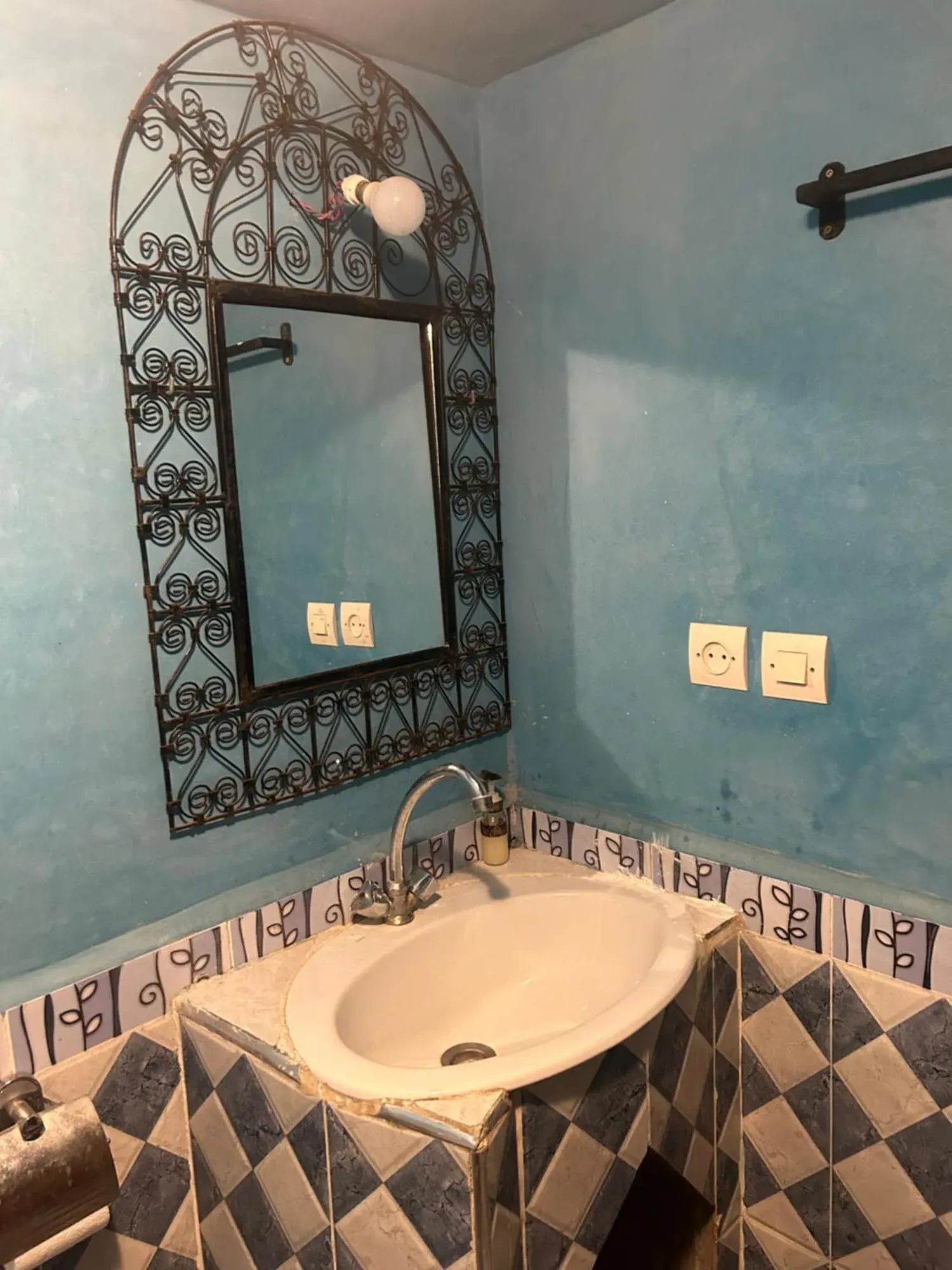 Lavabo et miroir de salle de bains au Kasbah Planet Sahara hotel à Merzouga