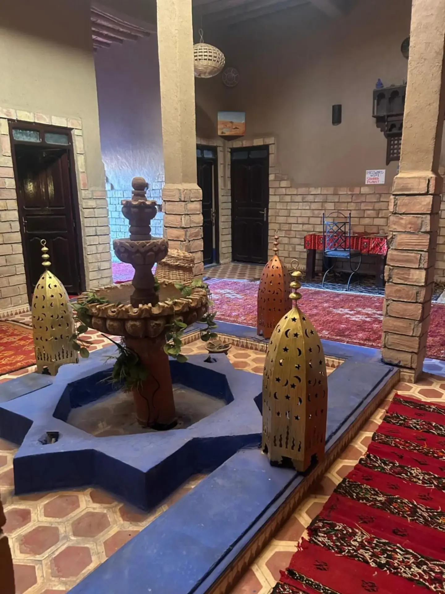 Fontaine de cour au Kasbah Planet Sahara hotel à Merzouga, Maroc