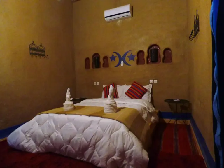 Chambre double au Kasbah Planet Sahara hotel à Merzouga avec décoration marocaine chaleureuse
