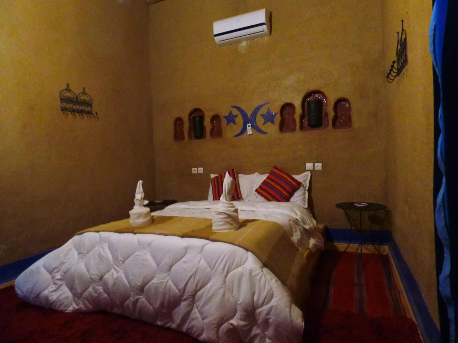 Chambre double au Kasbah Planet Sahara hotel à Merzouga avec décoration marocaine chaleureuse