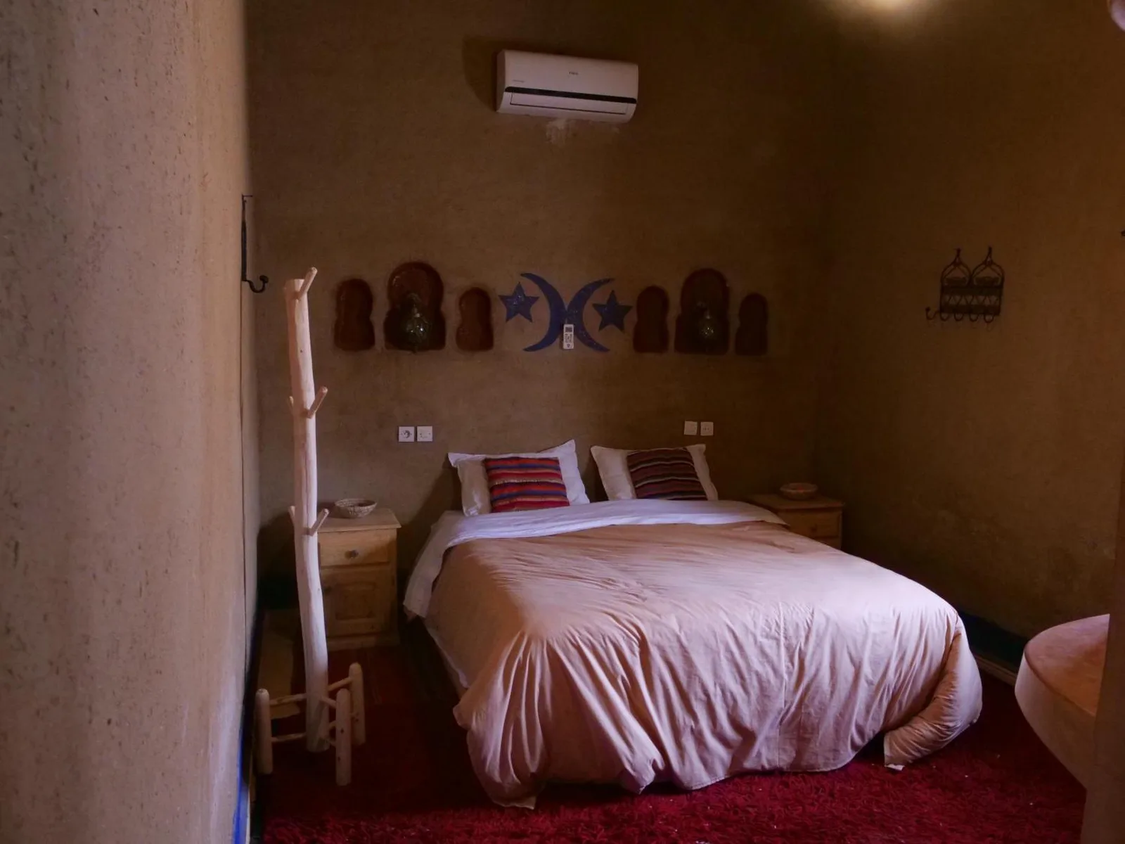 Chambre twin au Kasbah Planet Sahara hotel à Merzouga avec décoration traditionnelle