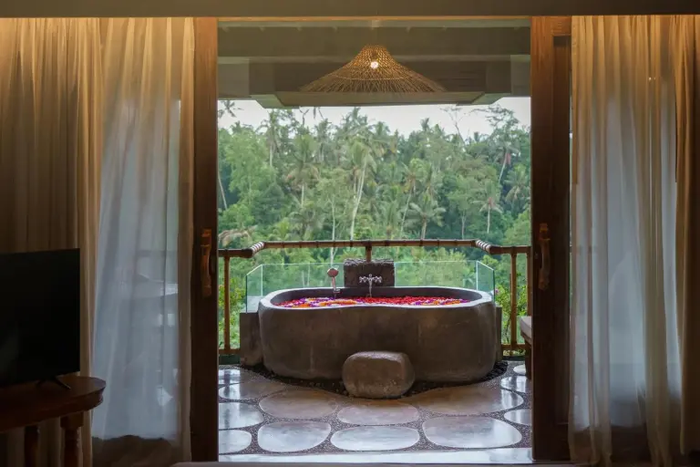 Außenbadewanne mit Aussicht im Kastara Resort, Ubud