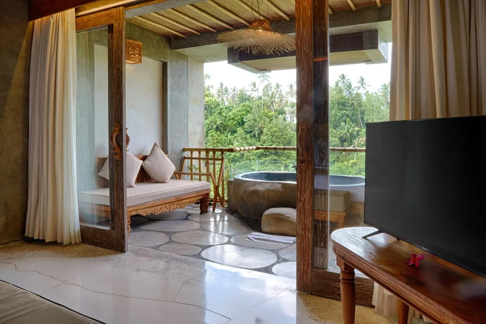 Sitzbereich mit Aussicht im Kastara Resort, Ubud