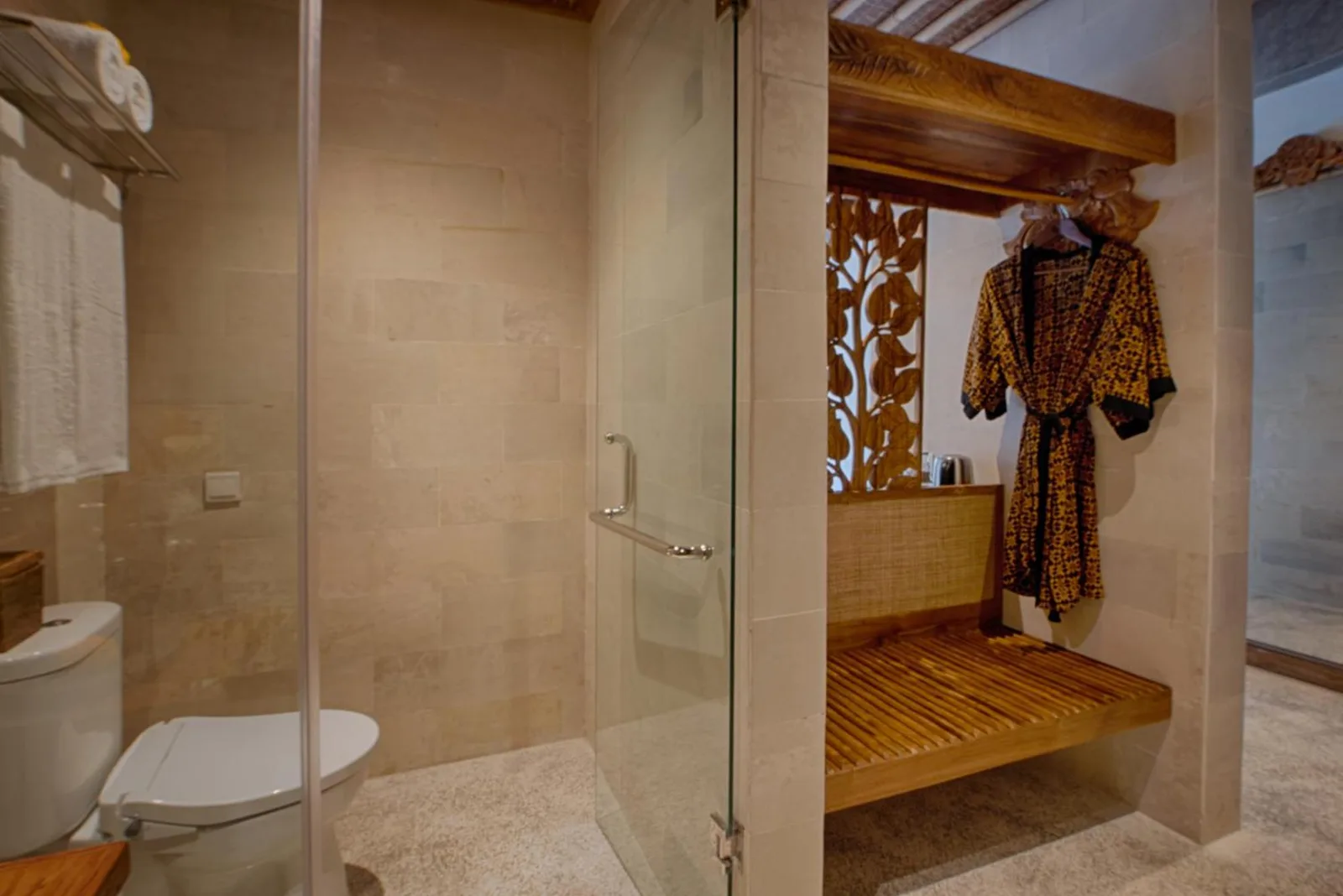 Duschbereich im Badezimmer des Kastara Resort, Ubud