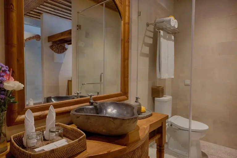 Spa-ähnliches Badezimmer im Kastara Resort, Ubud