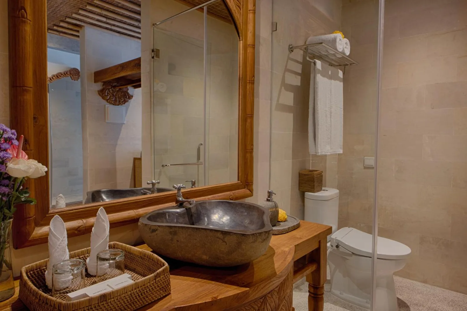 Spa-ähnliches Badezimmer im Kastara Resort, Ubud