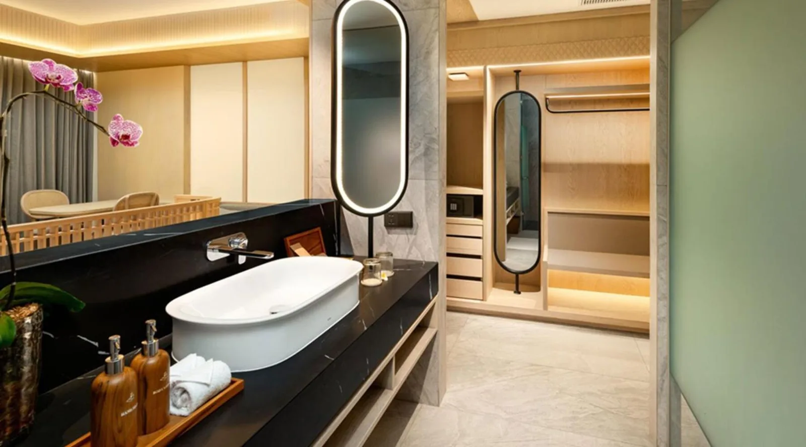 Luxuriöses Badezimmer im Katamaran Hotel & Resort Komodo
