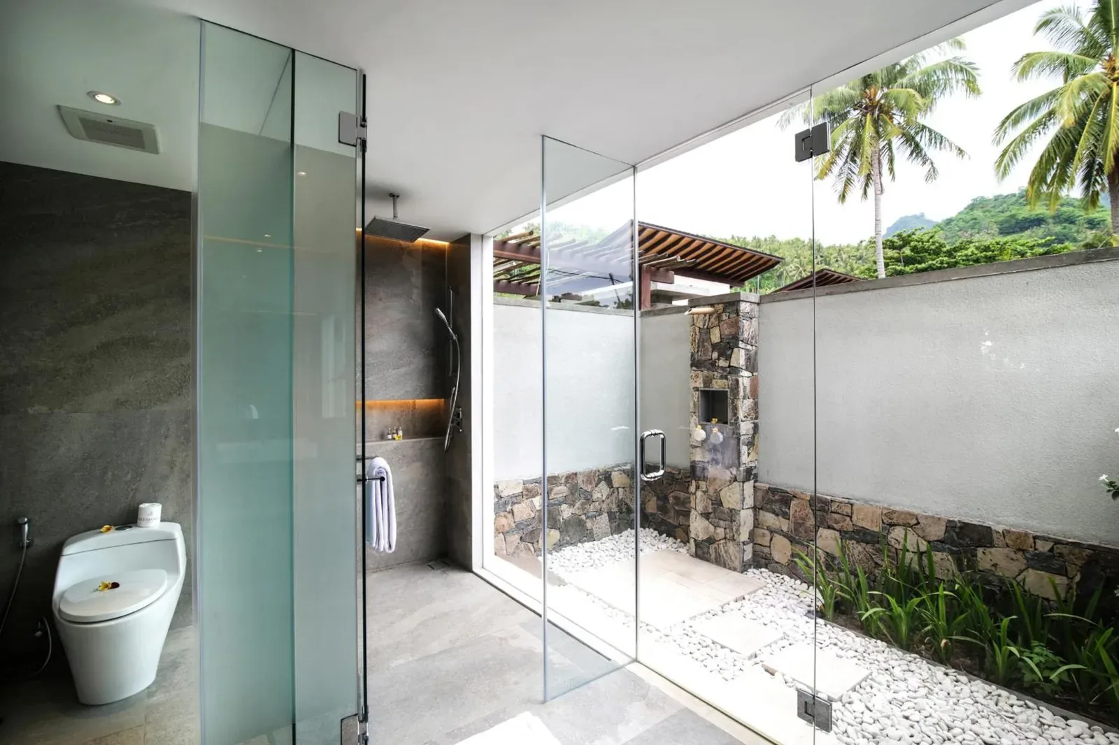 Ducha exterior en Katamaran Hotel & Resort Lombok