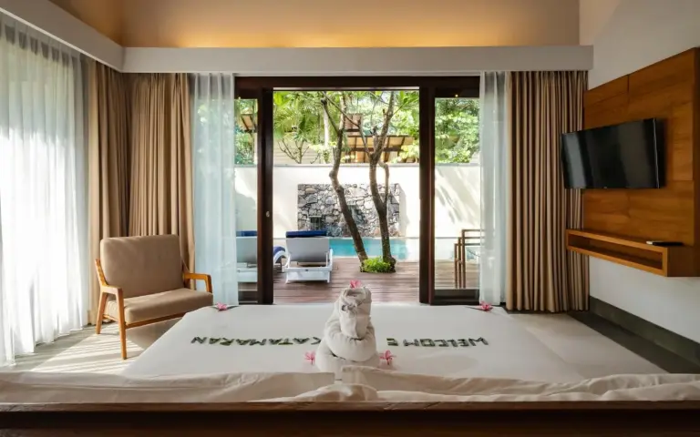 Distribución de toallas en Katamaran Hotel & Resort Lombok