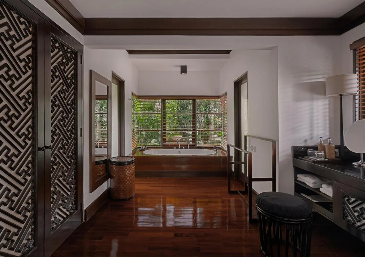 Stilvolles Badezimmer im Kayumanis Ubud Private Villa & Spa mit natürlichem Licht