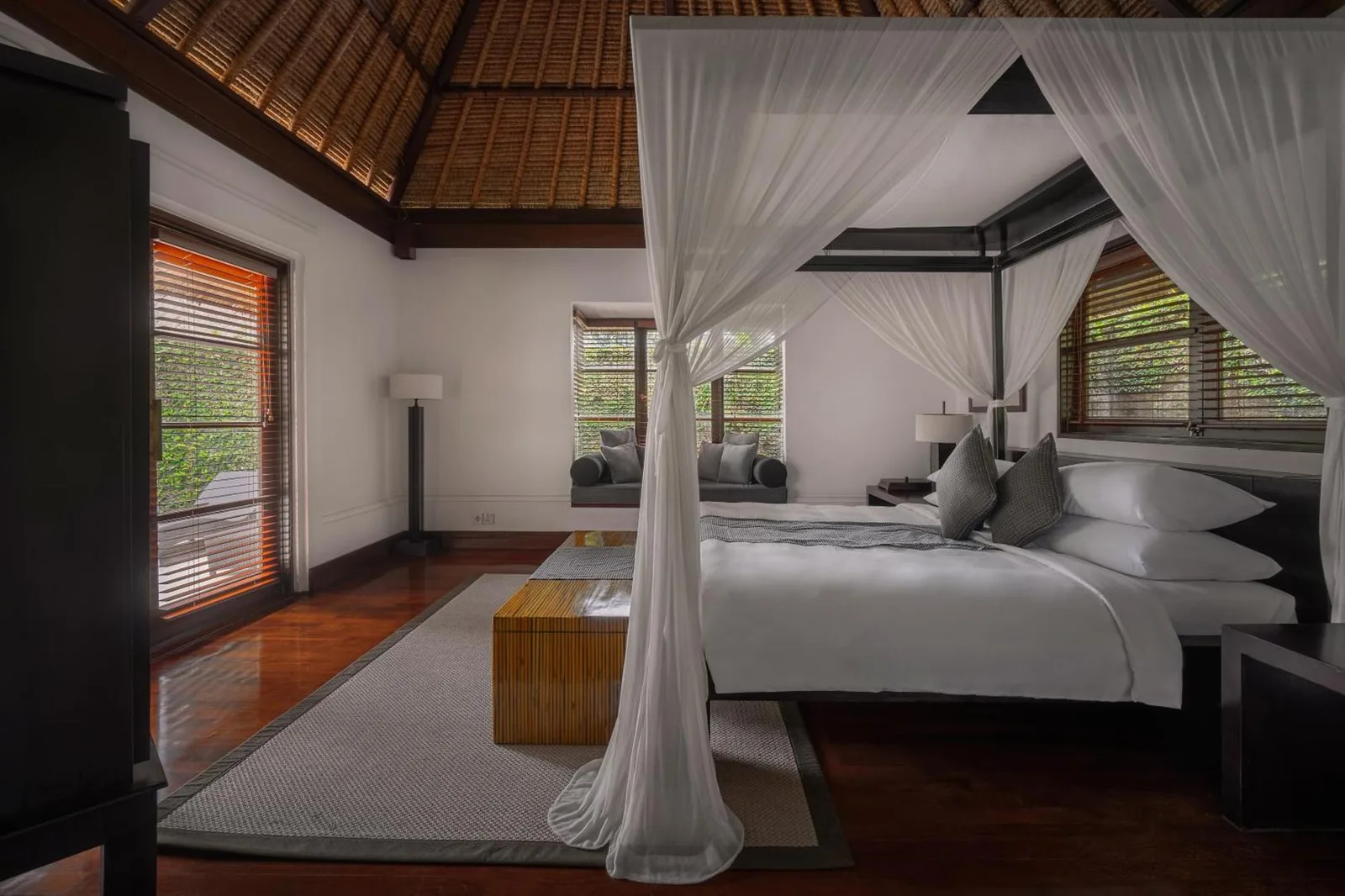 Geräumiges Schlafzimmer im Kayumanis Ubud Private Villa & Spa mit traditionellem Dekor