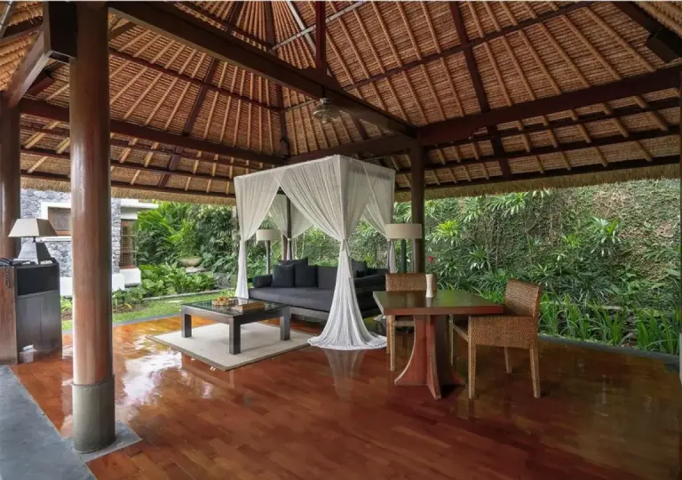 Essbereich im offenen Pavillon im Kayumanis Ubud Private Villa & Spa