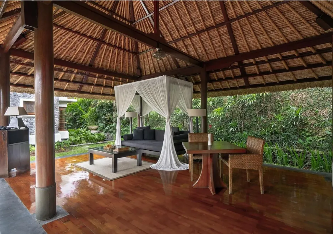 Essbereich im offenen Pavillon im Kayumanis Ubud Private Villa & Spa