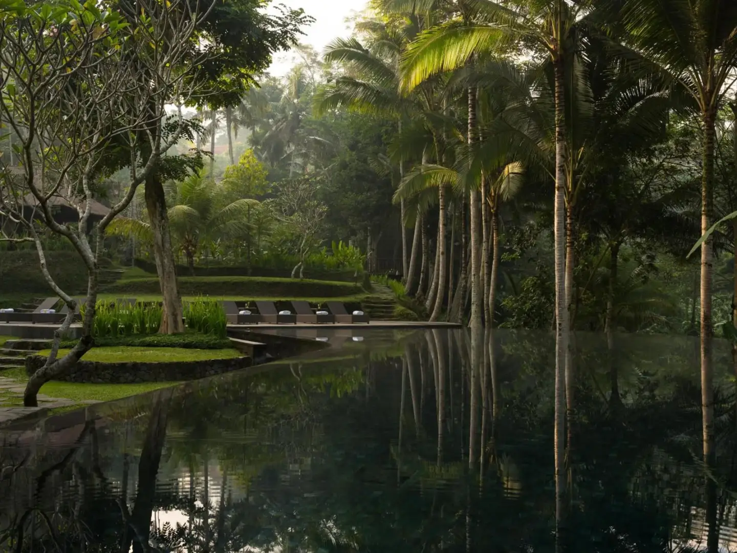 Poolbereich von Kayumanis Ubud Private Villa & Spa umgeben von üppigem Grün