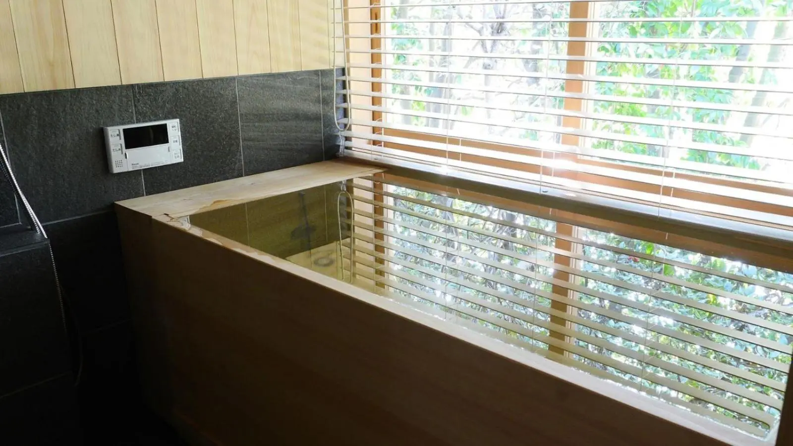 Badewanne mit Aussicht im Kazeno Naramachi Hotel.