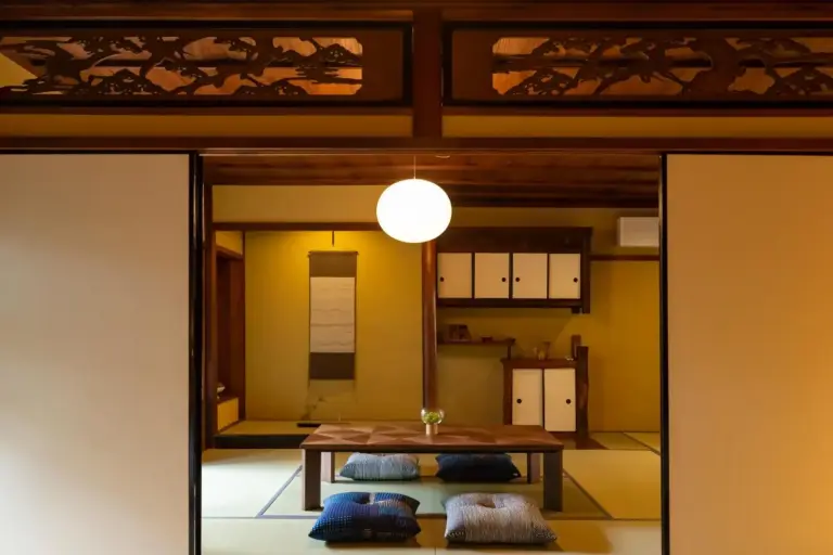Kazeno Naramachi Hotel aufwendiges Innendetail.