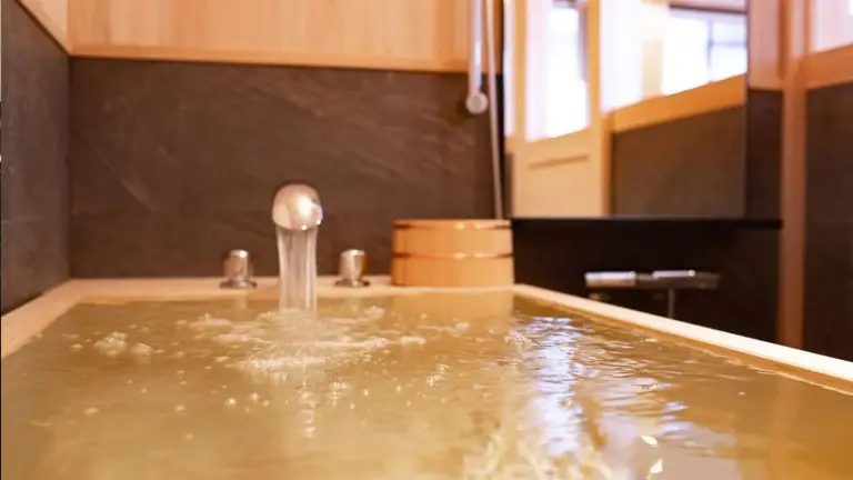 Kazeno Naramachi Hotel entspannendes Bad gefüllt mit Wasser.