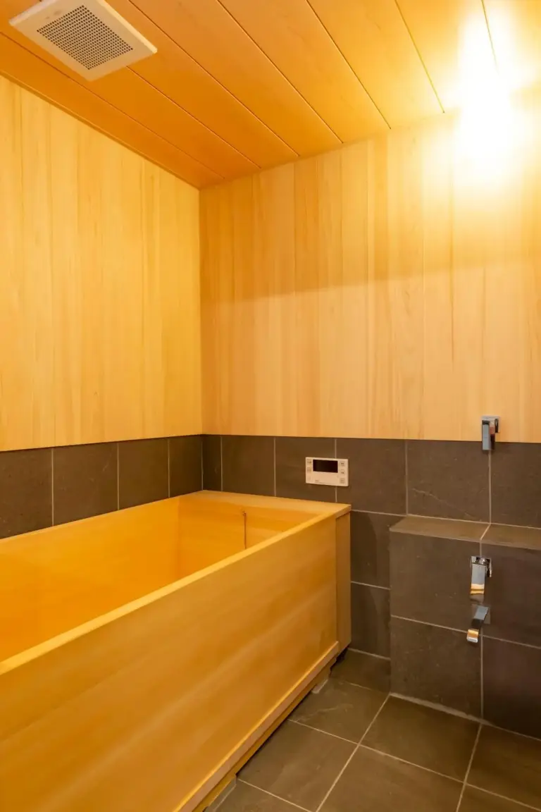 Holzbadewanne im Badezimmer des Kazeno Naramachi Hotels.