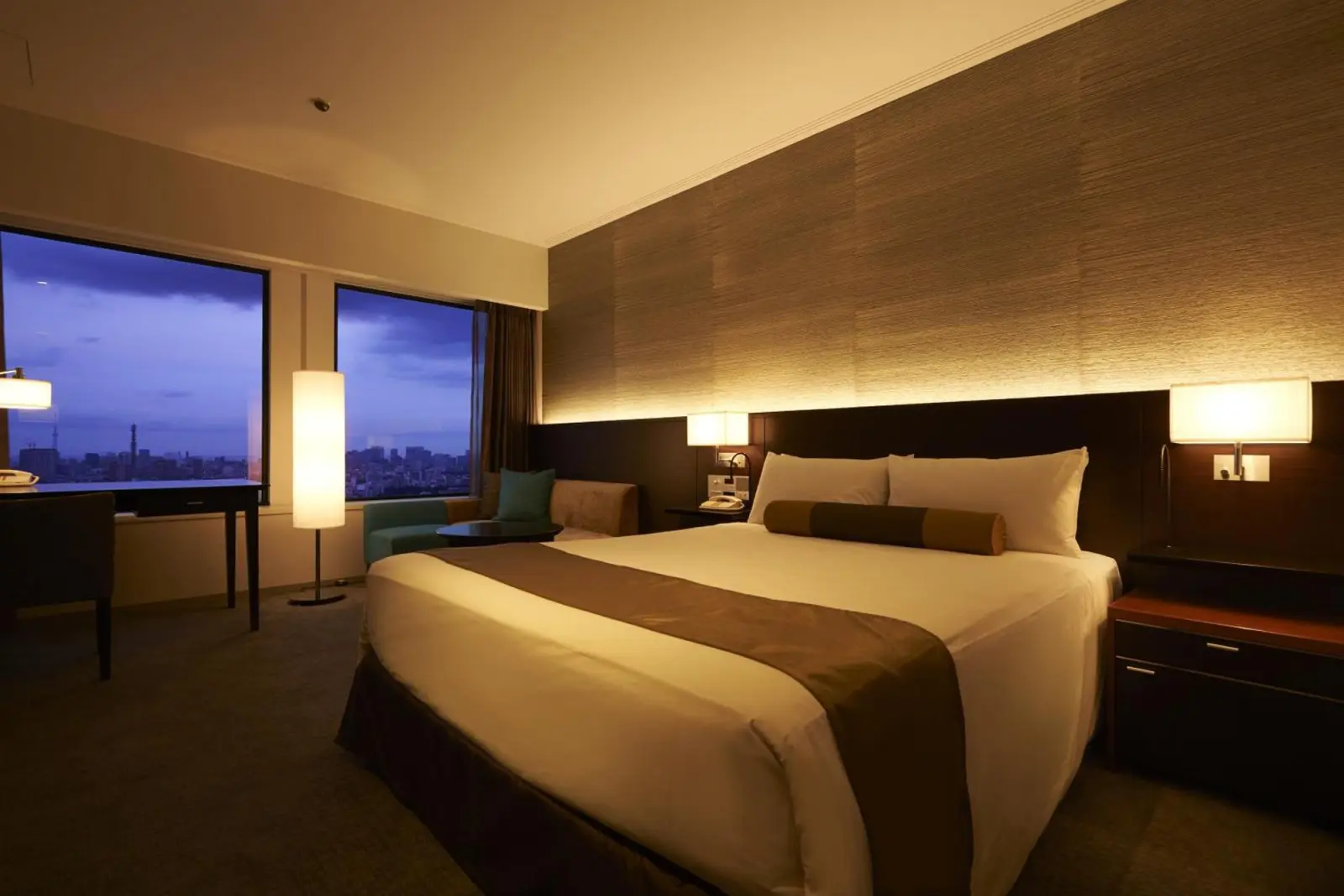 Keio Plaza Hotel Tokyo room with night view
