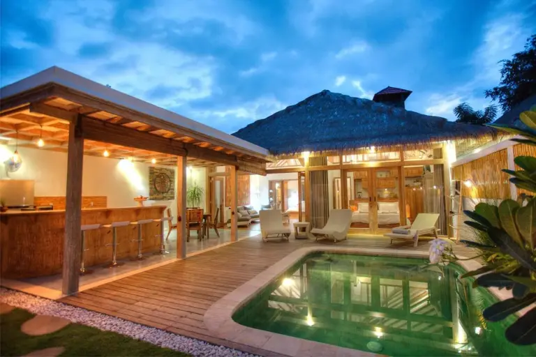 Exterior nocturno de Kempas Villa en Mataram
