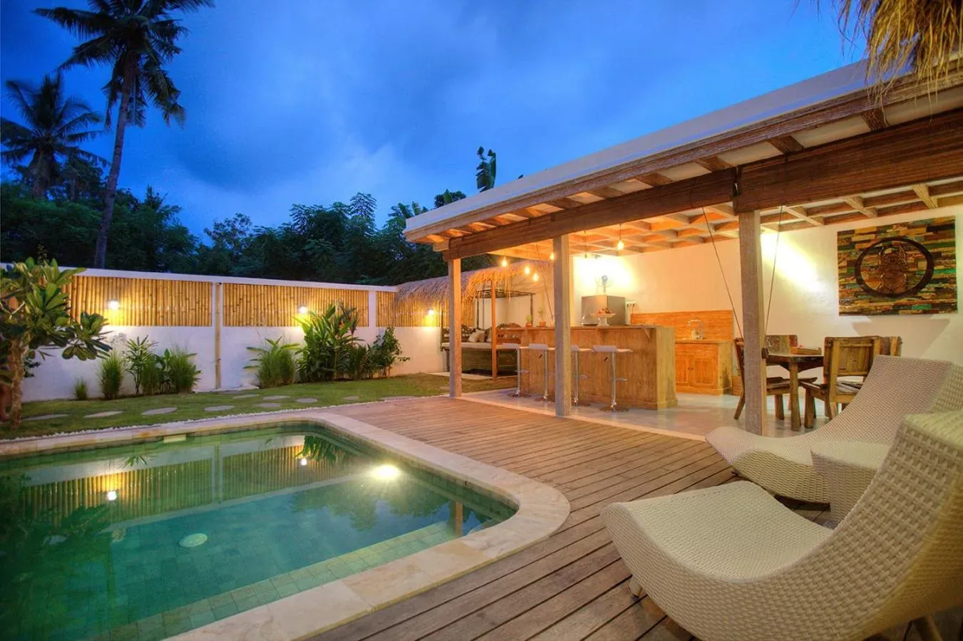 Zona de piscina y jardín de Kempas Villa en Mataram