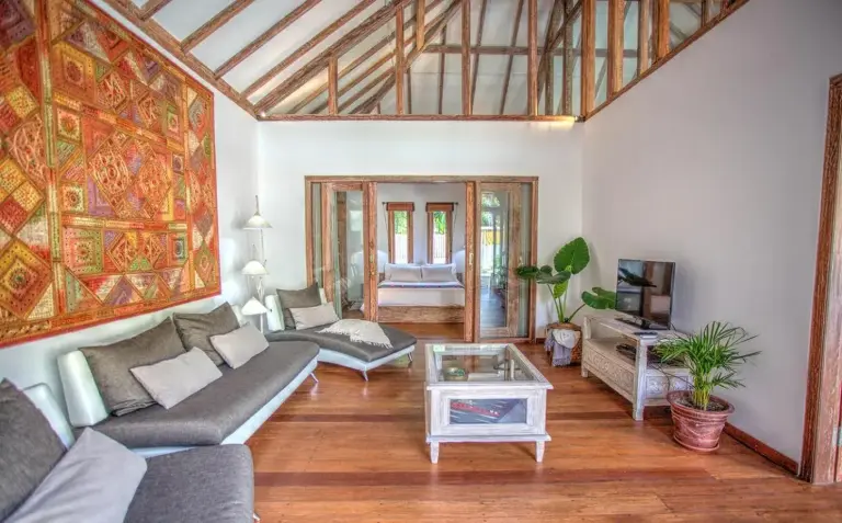 Amplia sala de estar de Kempas Villa en Mataram