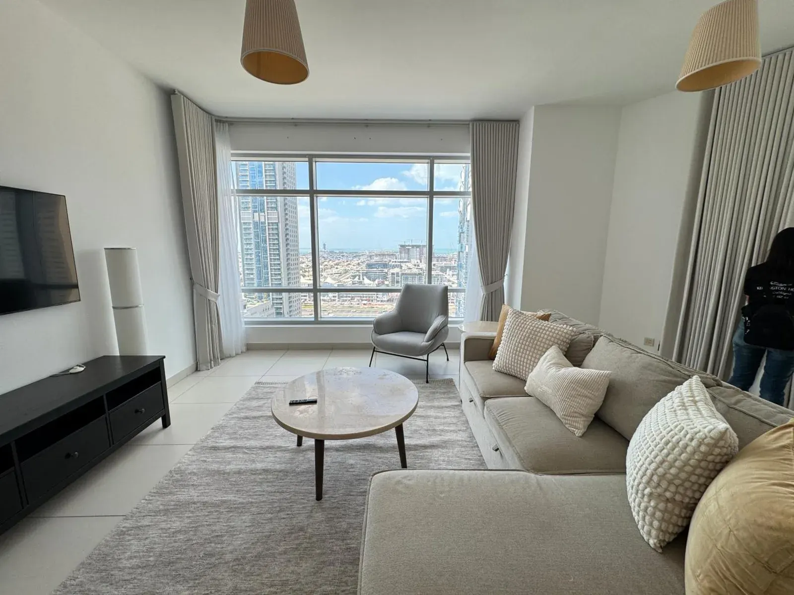 Salon accueillant dans Kensington 1BR at The Lofts East Downtown à Dubaï