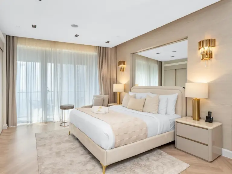 Dormitorio cálido y acogedor en Kensington Studio Kempinski Residences Dubai Mall