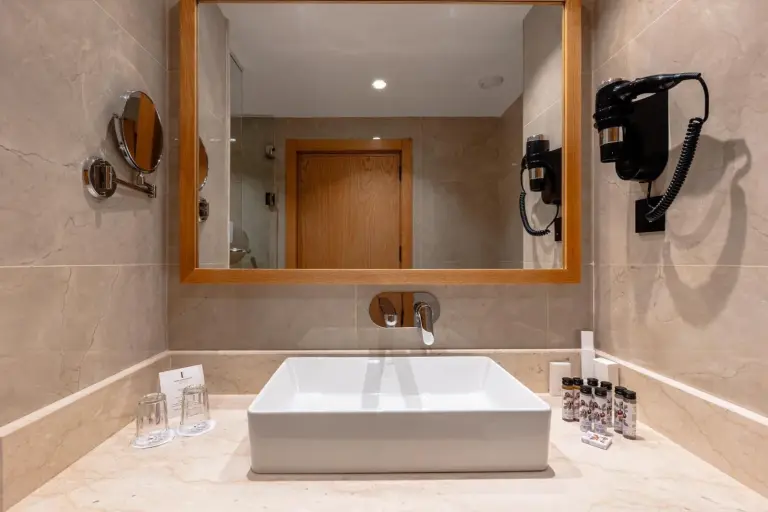 Elegante Badezimmerausstattung im Hotel Kenzi Azghor in Ouarzazate