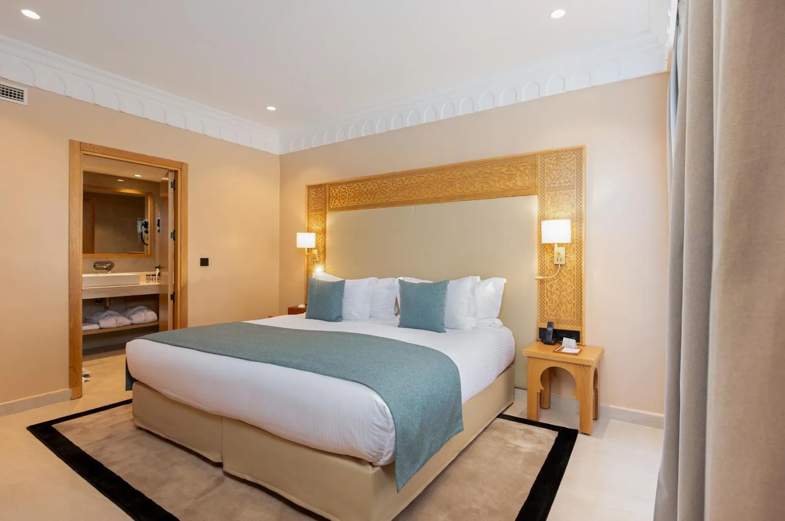Modernes Schlafzimmer im Hotel Kenzi Azghor in Ouarzazate