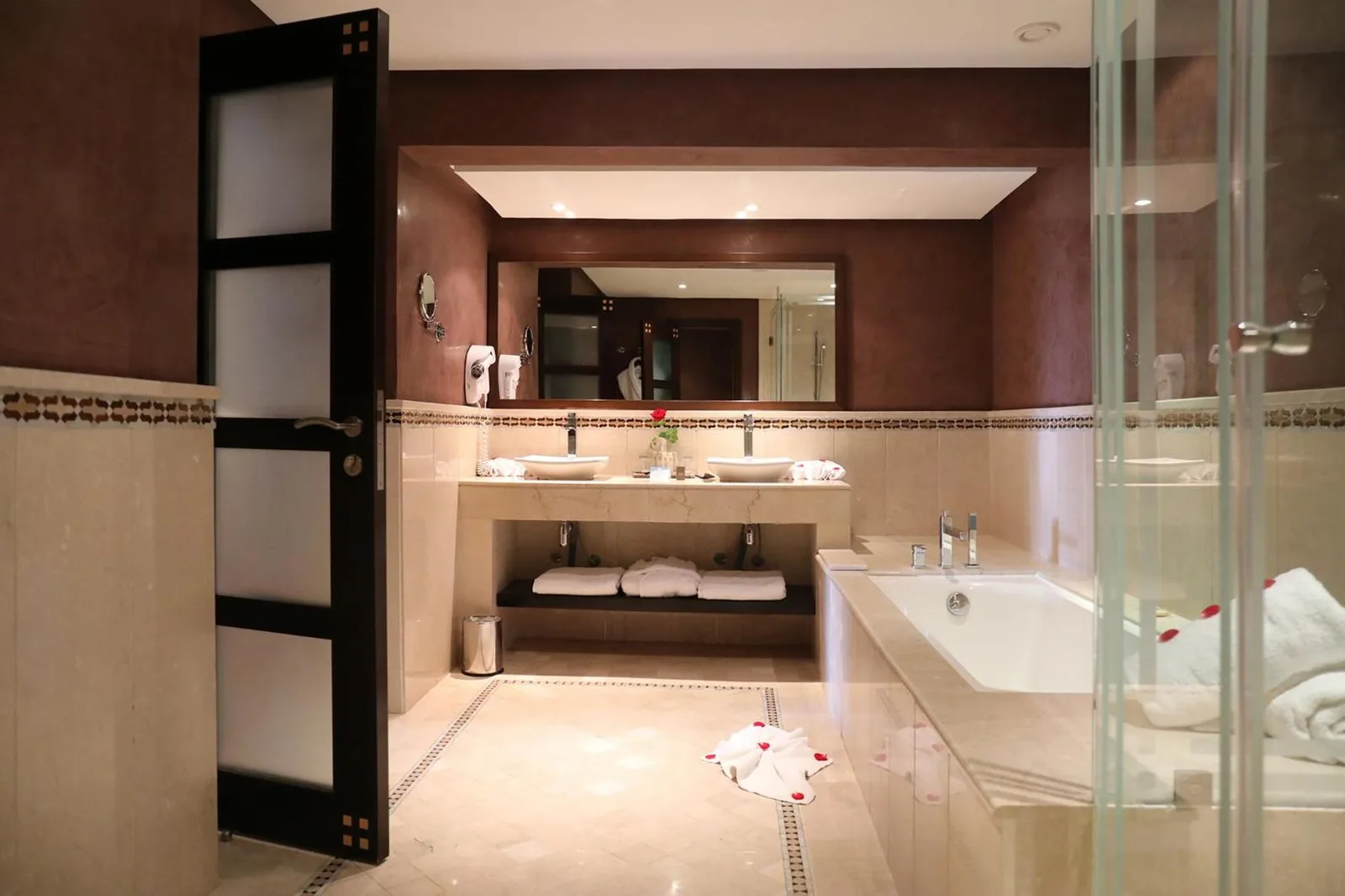 Baño de lujo de Kenzi Menara Palace & Resort