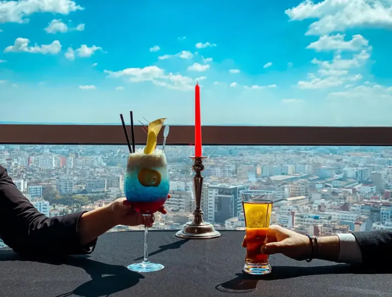 Cócteles servidos en Kenzi Tower Hotel con vistas a la ciudad