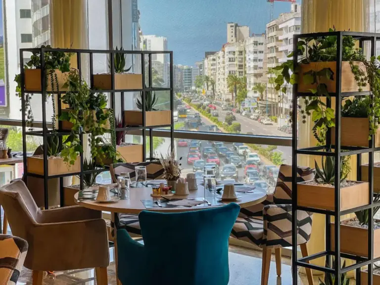 Restaurante de Kenzi Tower Hotel con vistas a la calle