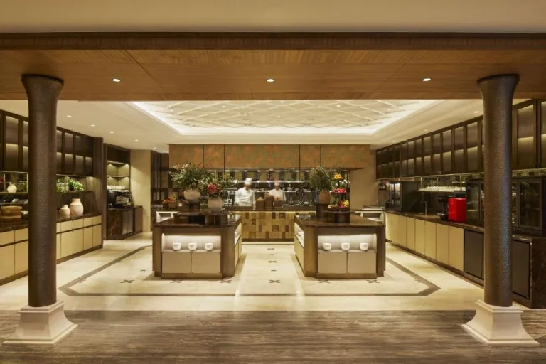 Área de cocina del comedor en Keraton At The Plaza, Yakarta