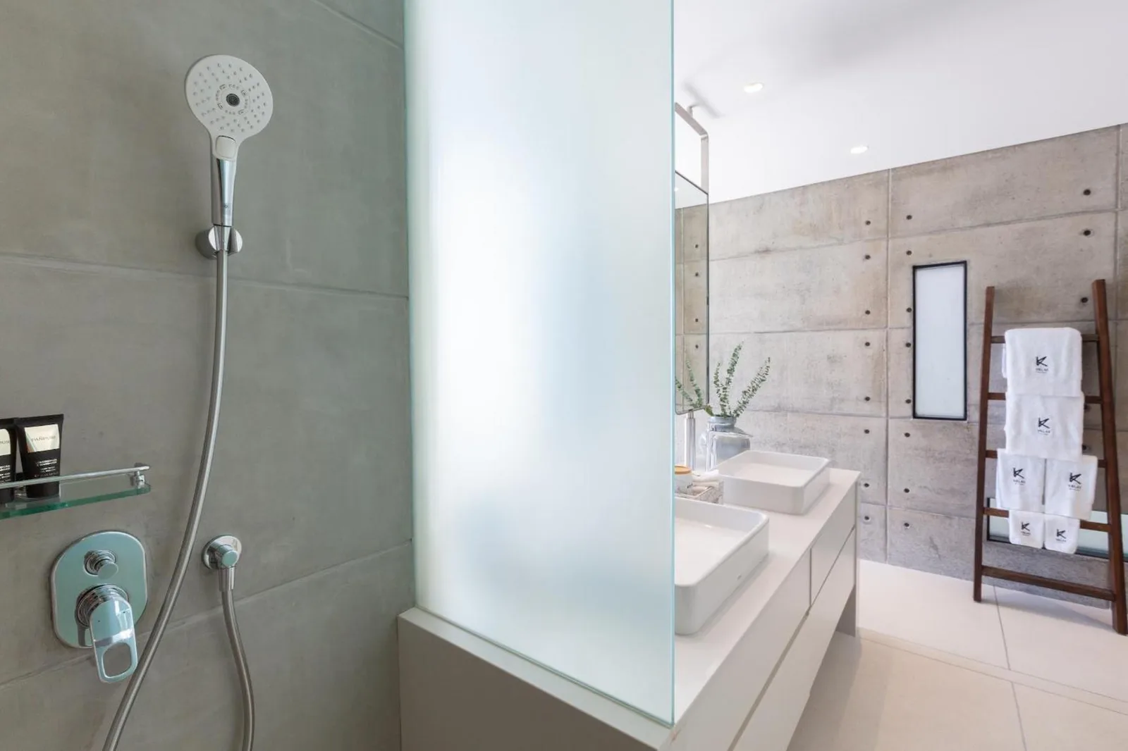 Caractéristiques de la salle de bain chic des Kerem Luxury Beachfront Villas