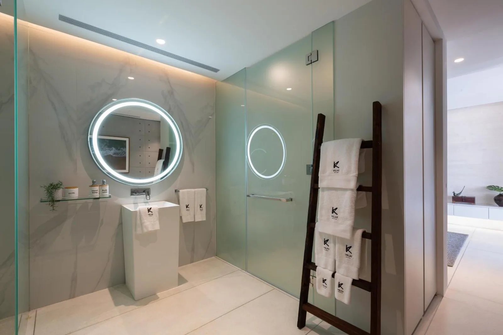 Salle de bain élégante des Kerem Luxury Beachfront Villas