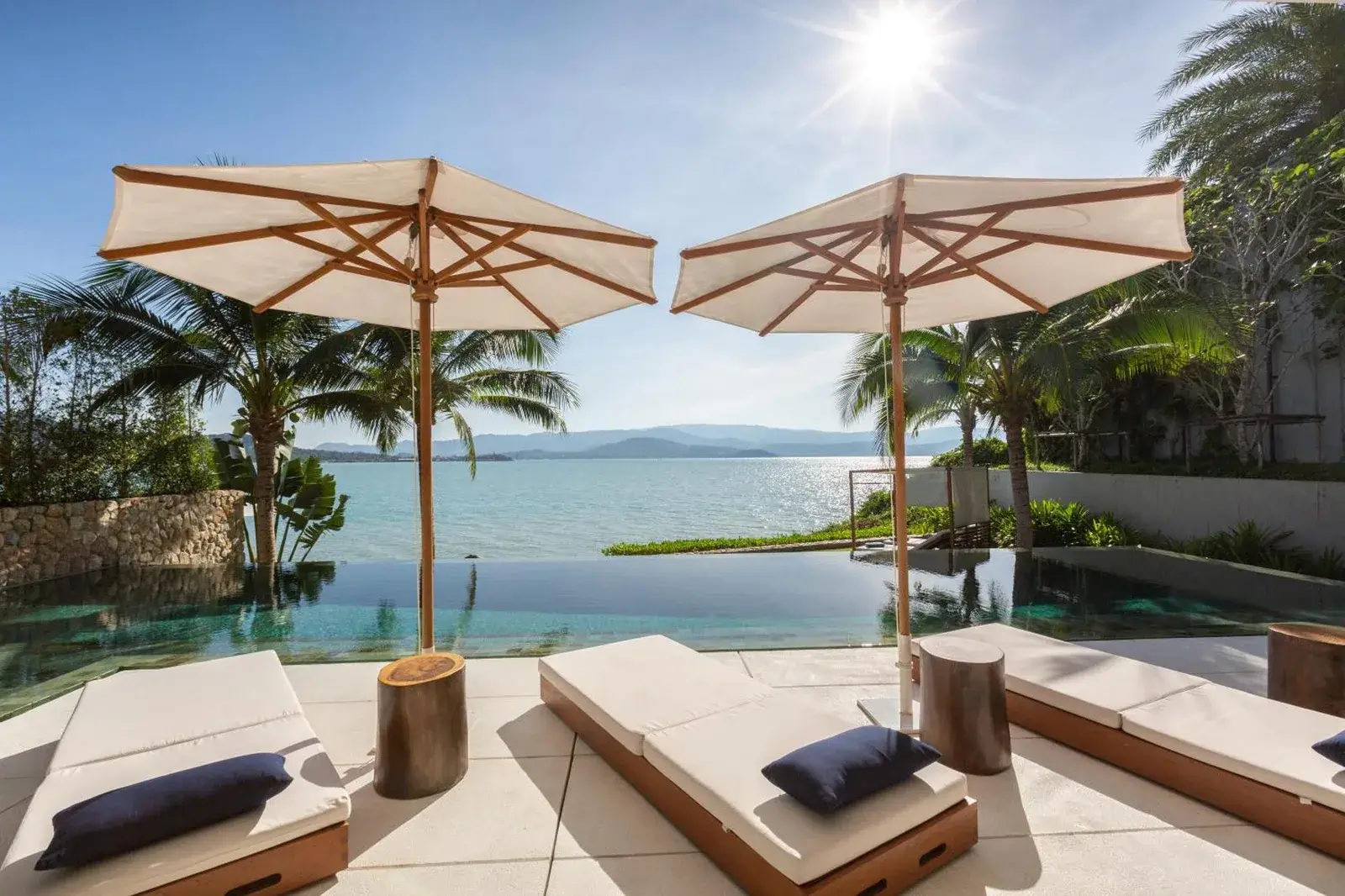 Piscine à débordement des Kerem Luxury Beachfront Villas avec vue sur l'océan