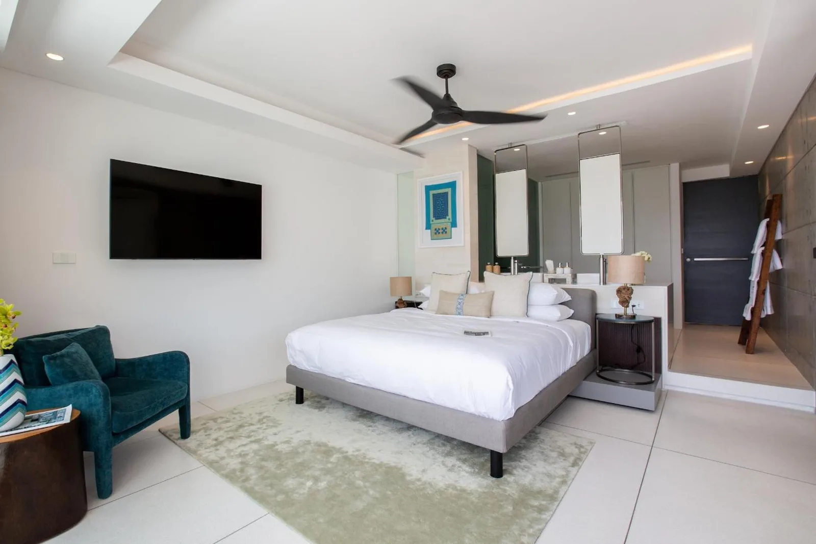 Intérieur de la suite moderne aux Kerem Luxury Beachfront Villas