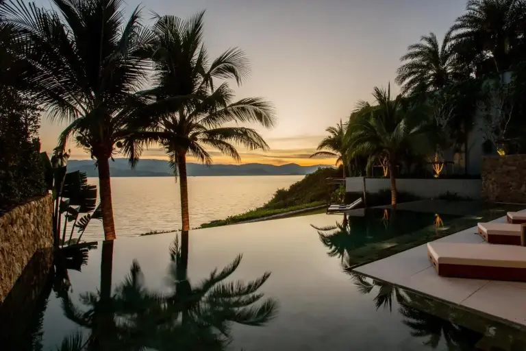 piscine des Villas de Luxe Kerem au coucher de soleil