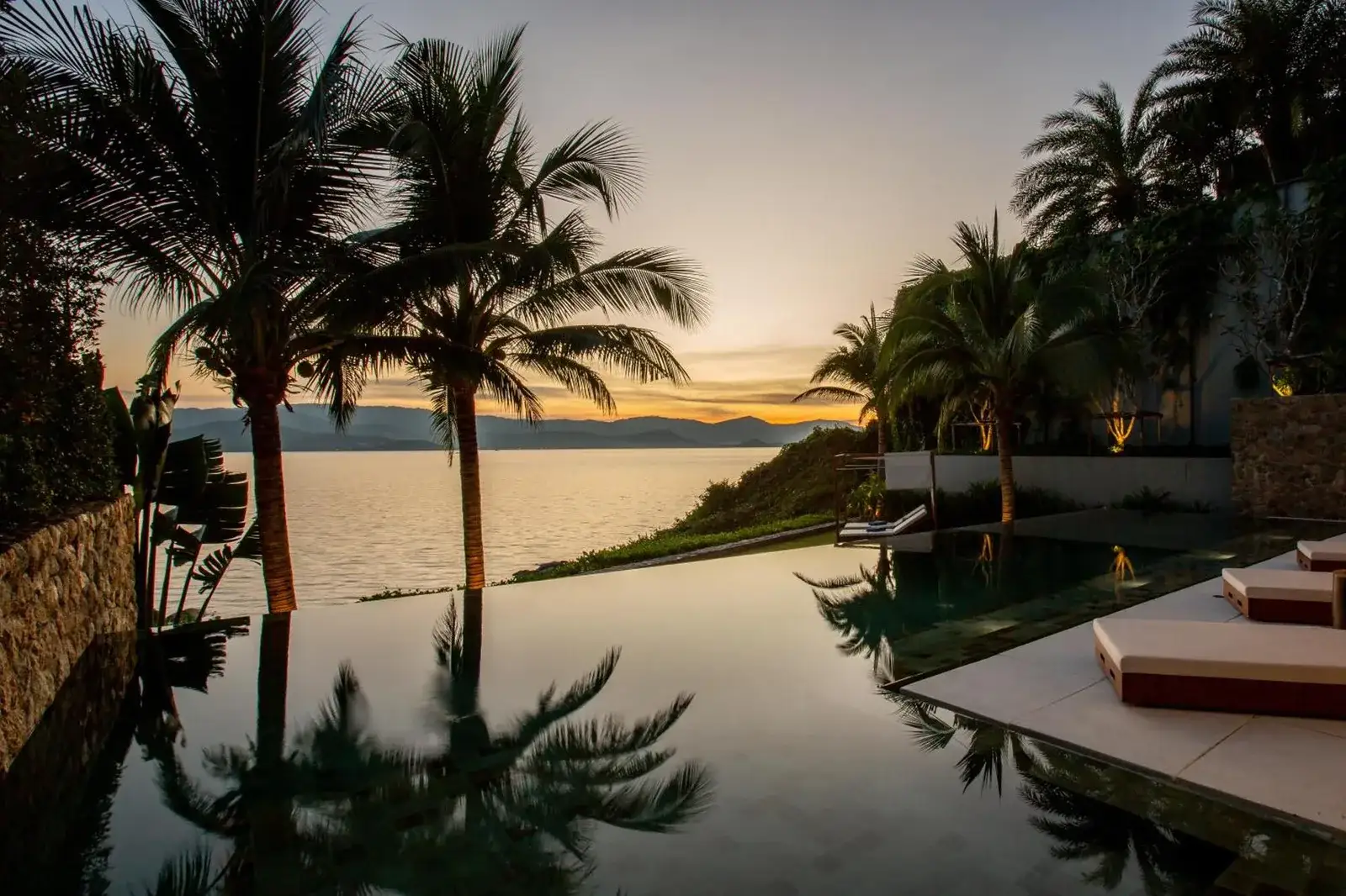 piscine des Villas de Luxe Kerem au coucher de soleil
