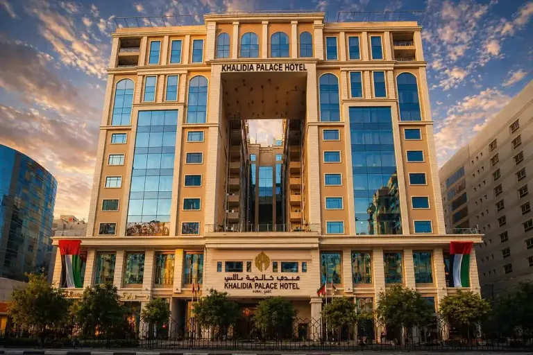 Außenansicht des Khalidia Palace Hotel Dubai in Dubai mit repräsentativer Fassade und reflektierenden Glasfenstern
