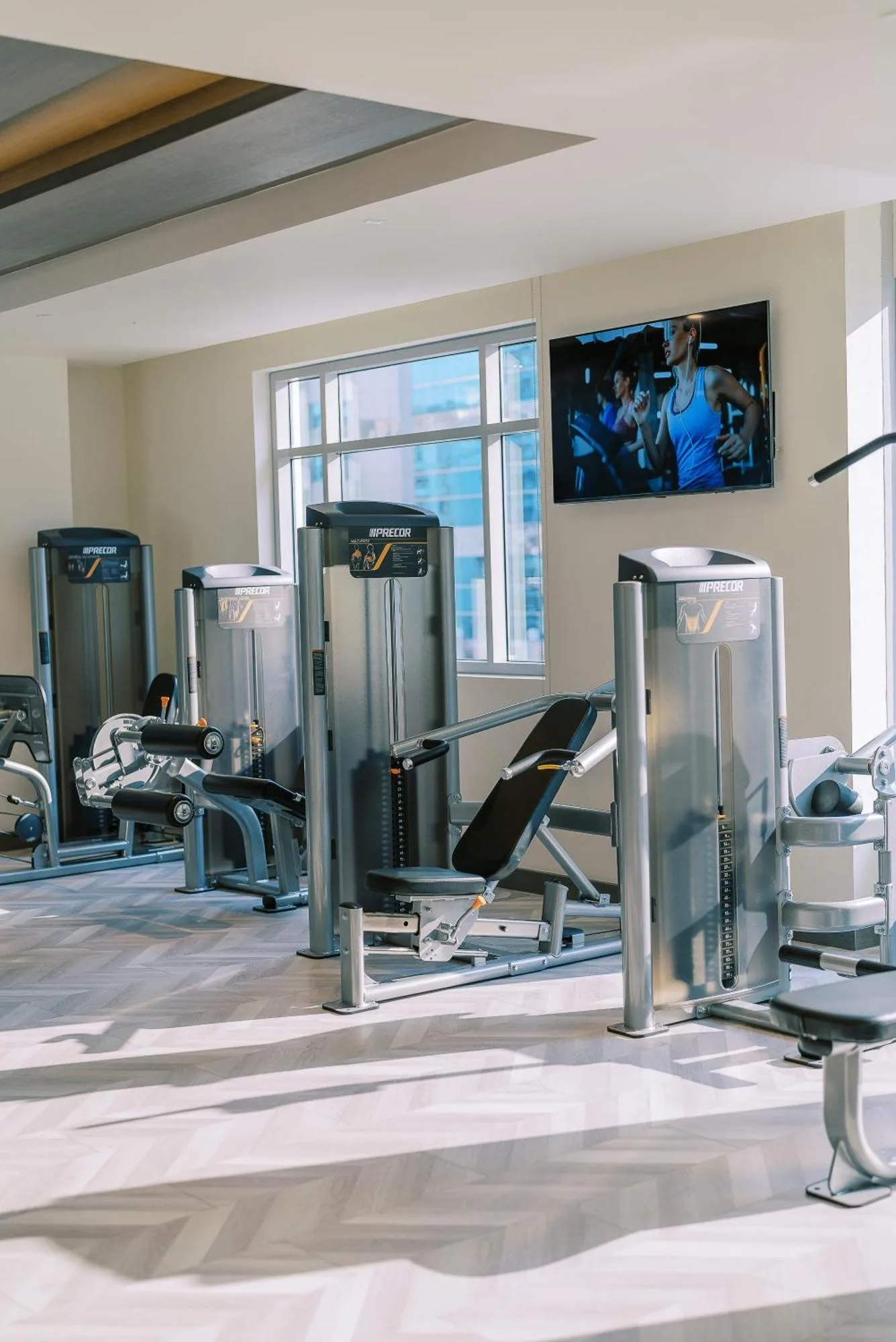Fitnesscenter im Khalidia Palace Hotel Dubai mit modernen Trainingsgeräten und hellem Tageslicht