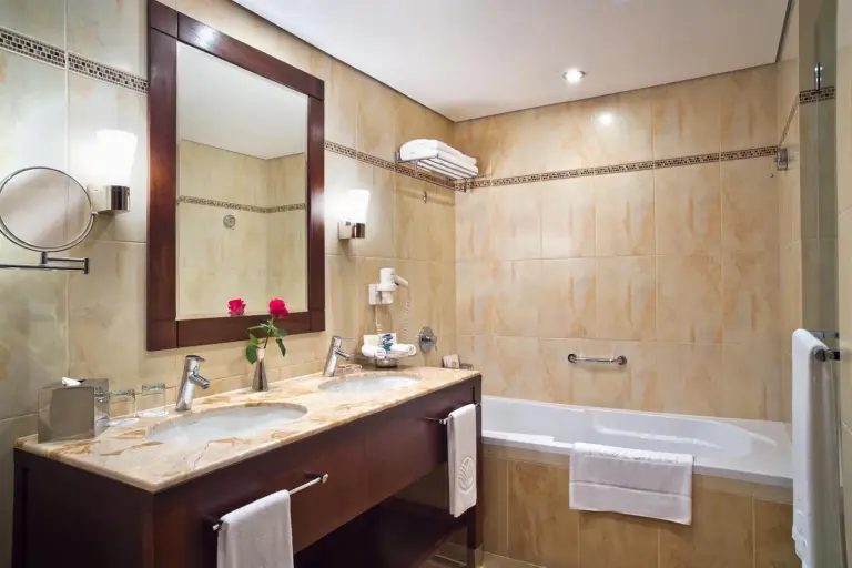 Luxuriöses Badezimmer im Khalidiya Palace Rayhaan by Rotana, Abu Dhabi